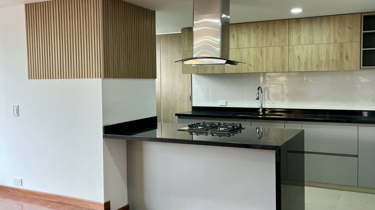 Cocina en apartamento remodelado por VIsssy en el conjunto La Floresta