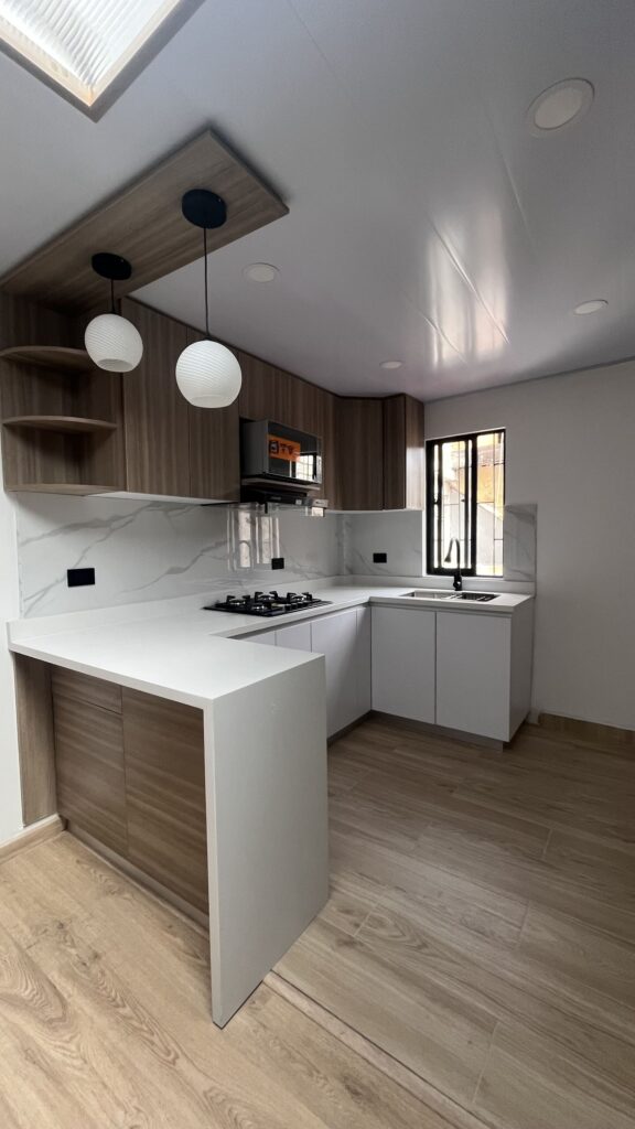 cocina blanca con Quarztone blanco polar remodelada por visssy